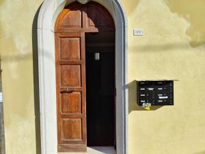 una puerta de madera en una pared con un teléfono de pago en Palazzina Trevigiana 2 king Size Near Station And Venice, en Treviso