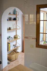 Ένα μπάνιο στο Casa típica y terraza, maison andalouse, typical house with rooftop
