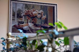 a picture of a vase of flowers in a painting at Atrium Hotel in Ivano-Frankivsk