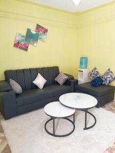 uma sala de estar com um sofá e uma mesa em SOUTHLAKE FULLY FURNISHED TWO BEDROOMS APARTMENTS em Naivasha