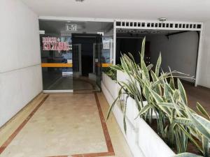 un couloir avec des plantes devant un bâtiment dans l'établissement Apartamento Excalibur 11B junto al mar, à Gaira