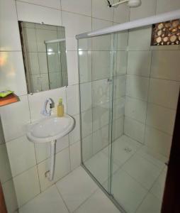 een badkamer met een douche en een wastafel bij Casa de Praia in Coroa Vermelha