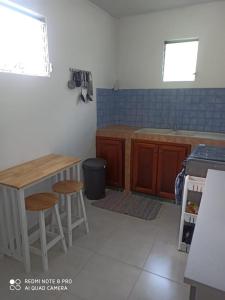 eine Küche mit Arbeitsflächen aus Holz sowie einem Tisch und Stühlen in der Unterkunft L'étonnant F3 Joris in Saint-Pierre