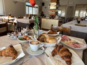 una mesa con pastas y una taza de café en Hotel Miura en Cavalcaselle