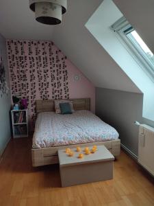 ein Schlafzimmer mit einem Bett und einem Tisch mit Orangen darauf in der Unterkunft Chambres à 2 pas du circuit in Mulsanne