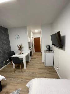 Zimmer mit einem Bett, einem Schreibtisch und einem TV in der Unterkunft Apartment 33 in Bad Hönningen