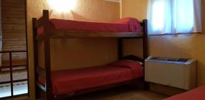 מיטה או מיטות קומותיים בחדר ב-DORMIS La Faustina