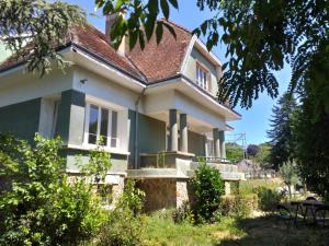 uma casa com um telhado vermelho em Villa Verte em Saint-Mathieu