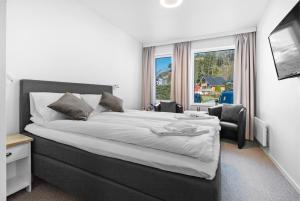 Tempat tidur dalam kamar di Kinn Hotell Florø