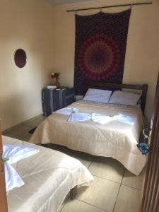 um quarto com 2 camas e uma parede em Pousada Estação Lunar - Terra Ronca em São Domingos