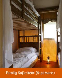 kilka łóżek piętrowych w pokoju w obiekcie Safaritents & Glamping by Outdoors w mieście Holten