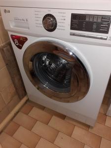 a washing machine with its door open in a room at Studio 4 pers, au calme, parking privé, wifi, linges fournis, 2 étoiles de France in La Grande Motte