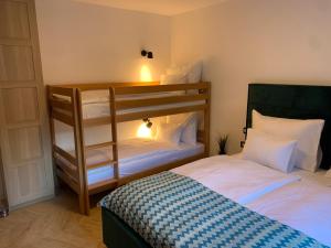 1 dormitorio con 2 literas y 1 cama en Pine Tree Holiday House, en Gozd Martuljek