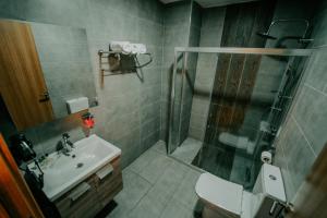 y baño con ducha y lavamanos. en Grand Quars Hotel en Avcılar
