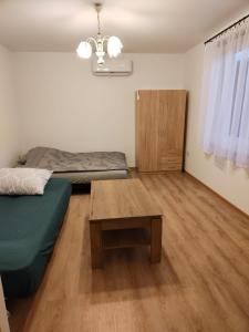 Un pat sau paturi într-o cameră la Domek nad Potokiem
