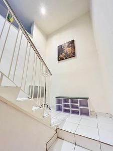 a staircase with a purple bench in a white room at Pin's - Magnifique appartement in Sarrebourg
