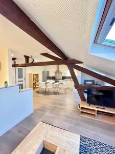 a kitchen and dining room with a vaulted ceiling at Pin's - Magnifique appartement in Sarrebourg