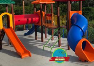 un parque con juegos coloridos en Chacara Beach Lazer, en Foz do Iguaçu