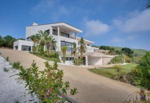 una casa bianca su una collina con un vialetto di Giga - Luxury paradise, complete silence and sea view a San Roque