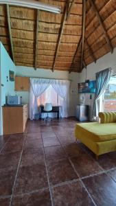 ein Wohnzimmer mit einem Sofa und einem Tisch in der Unterkunft 28 at Van Den Bos International Guesthouse in Edenvale