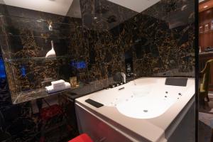Koupelna v ubytování Najm aris hotel