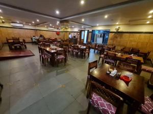 an overhead view of a restaurant with tables and chairs at Hotel MGM Grand in Srikalahasti