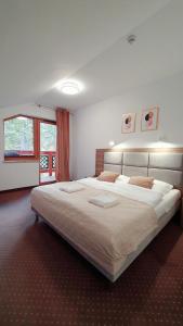 um quarto com uma cama grande num quarto em Holiday Family Raj Pod Sosnami em Szklarska Poręba