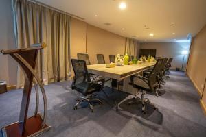 Aris Star في تبوك: قاعة المؤتمرات مع طاولة وكراسي طويلة