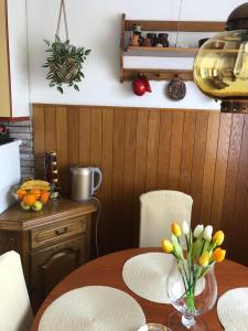 una cocina con una mesa con un jarrón de flores. en Ami-go/ Blizu zračne luke Zagreb, en Velika Gorica
