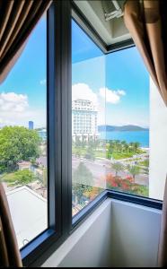 - une fenêtre avec vue sur l'océan dans l'établissement My Hotel, à Quy Nhơn