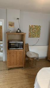um micro-ondas num armário de madeira num quarto em Ferienhaus Cornelia em Koblenz