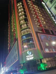 um edifício com um arco-íris ao lado em Eden Garden Hotel Apartment em Manama