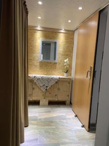 baño con lavabo y espejo en la pared en Schöne moderne & rustikale Einliegerwohnung mit Küche en Schramberg