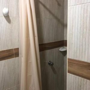 a shower with a shower curtain in a bathroom at Apartamento para 5 in Barranquilla