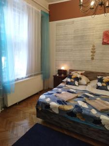 Кровать или кровати в номере Rákóczi Guesthouse Miskolc