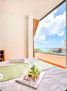 - une chambre avec un lit et une grande fenêtre dans l'établissement My Hotel, à Quy Nhơn