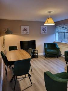 een woonkamer met een eettafel en stoelen bij Small Town House, Barrow Lane, Bagenalstown, Carlow in Bagenalstown