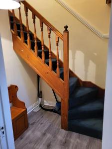 una escalera en una casa con escalera en Small Town House, Barrow Lane, Bagenalstown, Carlow, en Bagenalstown