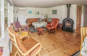 uma sala de estar com um fogão a lenha em Awesome Home In Sams With Wifi em Nordby