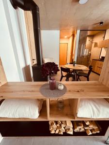 Habitación con estufa de leña en una habitación con mesa en Holiday House Šmuc, en Kranjska Gora
