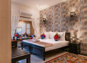 1 dormitorio con 1 cama grande y 1 sofá en Hotel Meri Haveli, en Jaisalmer