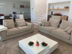 ein Wohnzimmer mit 2 Sofas und einem Tisch in der Unterkunft Camiral Golf and Wellness Luxury Villa in Girona