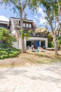 圖德歐多斯的住宿－BlueMoon Villa on The Beach，海滩上的房子,前面有树木