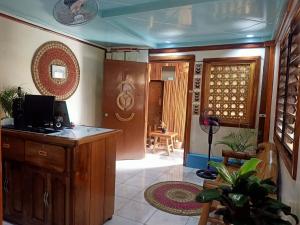 ein Wohnzimmer mit einer Tür und ein Zimmer mit einem Tisch in der Unterkunft Balai Vivencio Hostel in Puerto Princesa