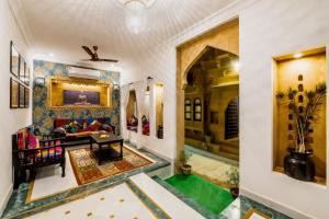Bazén v ubytování Hotel Meri Haveli nebo v jeho okolí
