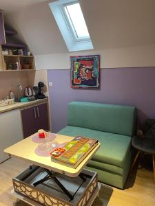 una sala de estar con una mesa y un sofá en Apartment Lothlórien Jahorina, en Jahorina