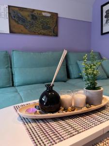 una bandeja con un jarrón y velas sobre una mesa en Apartment Lothlórien Jahorina, en Jahorina