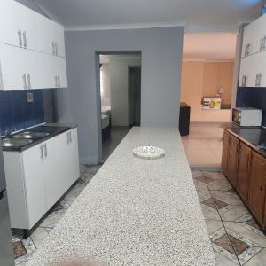 Kuchyň nebo kuchyňský kout v ubytování Msunduzi River View backpackers