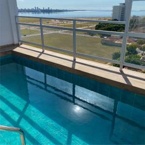 una piscina con vistas al océano en Victoria Apart & Suites, en Encarnación