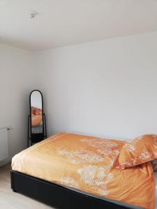 - un lit dans une chambre avec une chaise à côté dans l'établissement Chambre privée dans Happy Home Maison Calme Chez l'habitant, à Brest